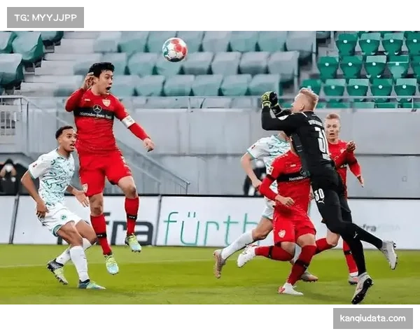 镜头聚焦：美因茨门将达门神扑后立即手抛球发动进攻，造就扳平进球